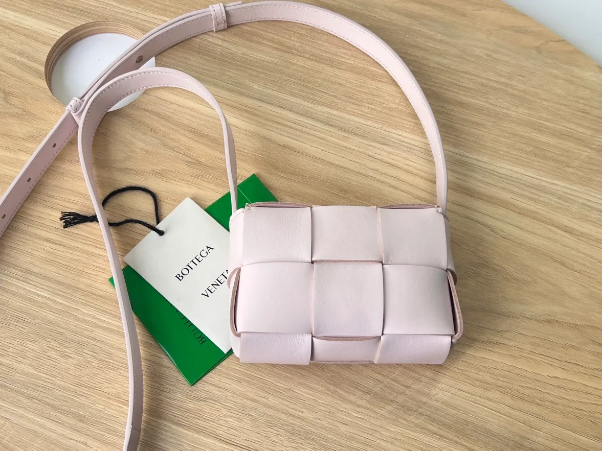 The new sheepskin checkered Mini cassette Bag. This cutie has been blown away even before it’s shipped. Available in waxed leather/sheepskin. Both leathers have a special texture to the touch. The cute cutie has a stunning appearance. 💓Super delicate and cute. Although it can’t fit a mobile phone, it can hold a lot of everyday cuties. It can be used as an ornament or a small bag. The mini Tabby can always add points to the look just right. A cutie with a 100% repeat rate when traveling. Get the same style as the street item. The shoulder strap is just right for one shoulder or crossbody. It’s perfect~ Size: 12x8x4 Style No.: 6813
